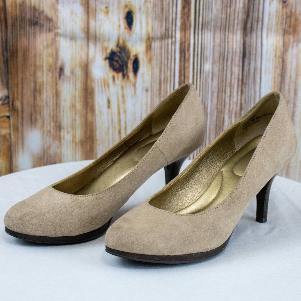 Kelly & Katie Nude Suede Pump